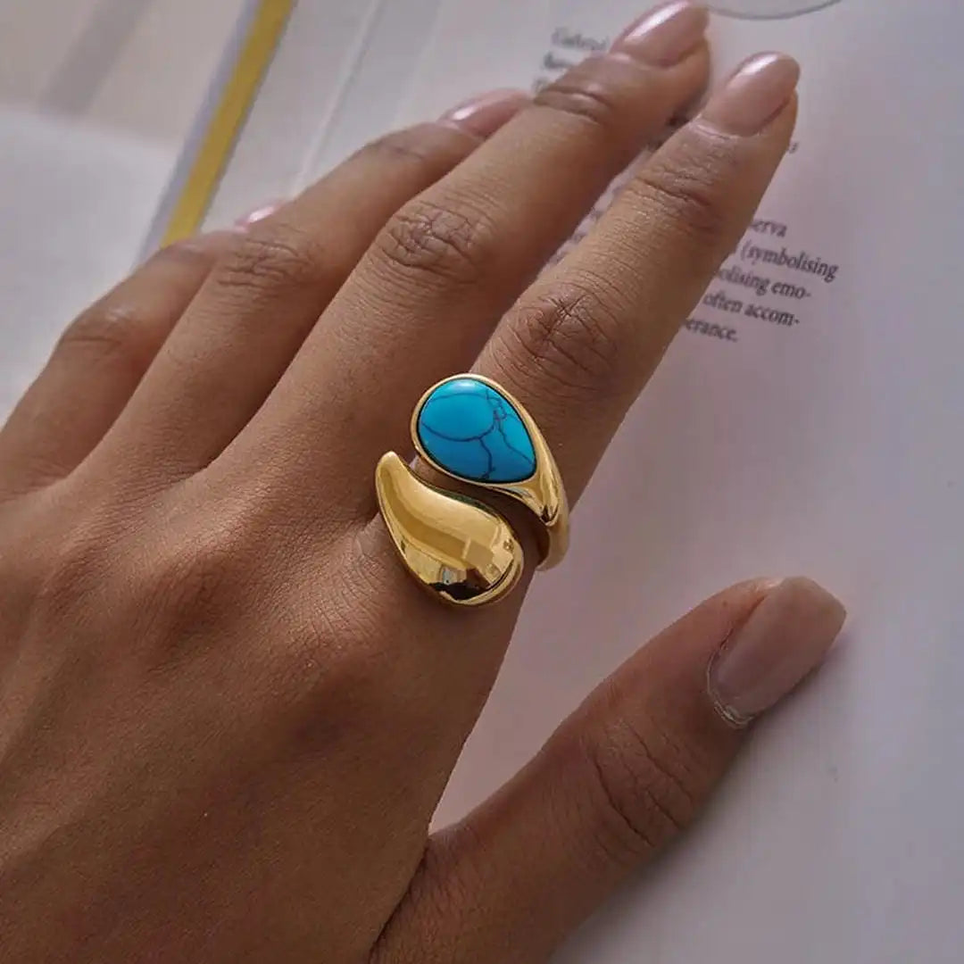 Anillo ajustable de oro con turquesa en forma de lágrima