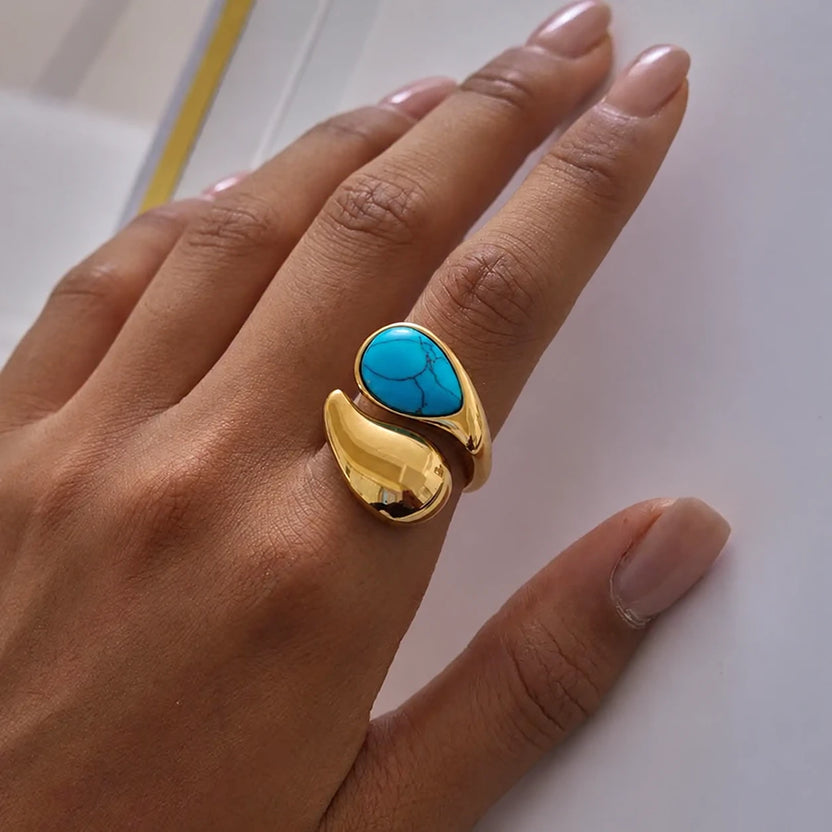 Anillo ajustable de oro con turquesa en forma de lágrima