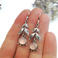 Pendientes colgantes de cuarzo rosa con hojas en plata – imagen 4