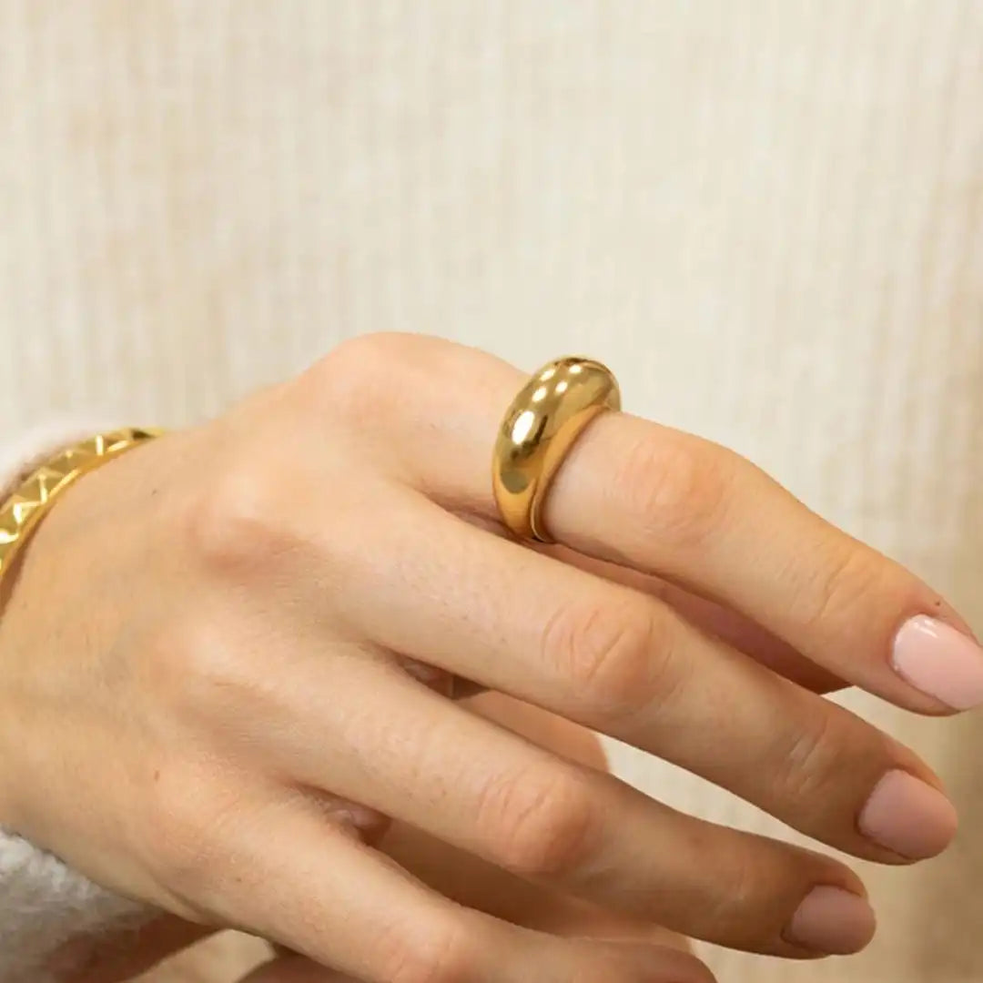 Anillo dorado atemporal en arco – imagen 2