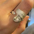 Anillo plateado ajustable con rostro abstracto – imagen 2