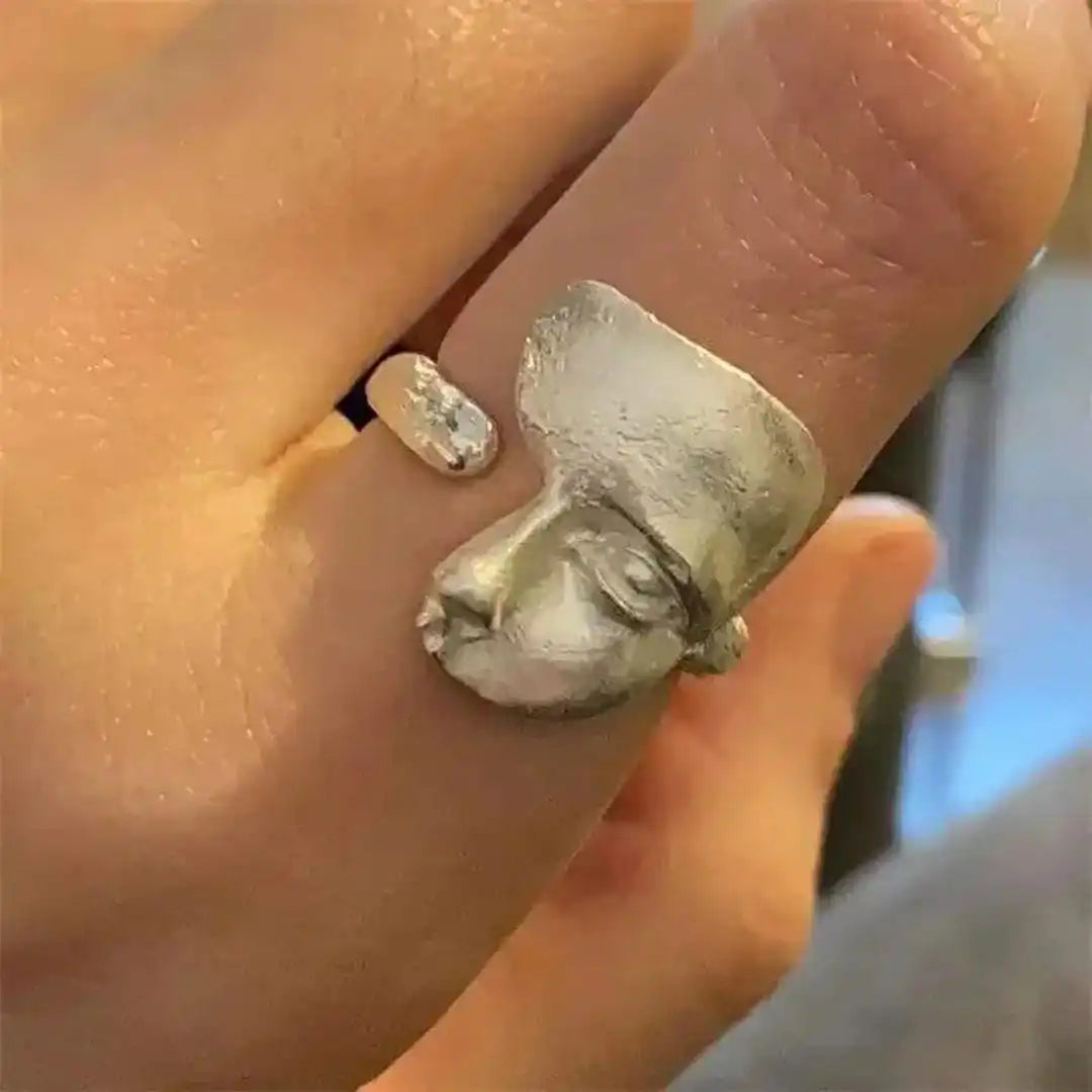 Anillo plateado ajustable con rostro abstracto – imagen 2