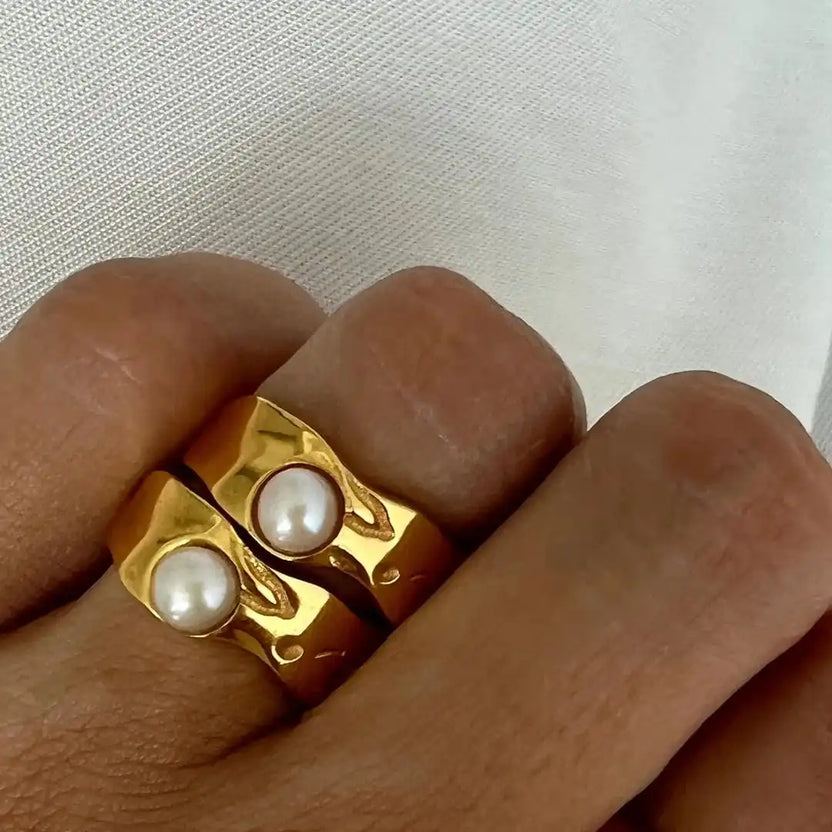 Anillo de banda de oro fundido con perla