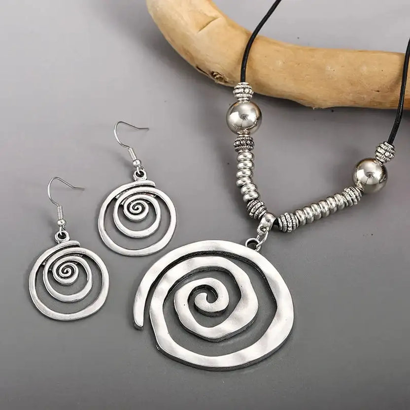 Set de collar y pendientes de plata con diseño de espiral