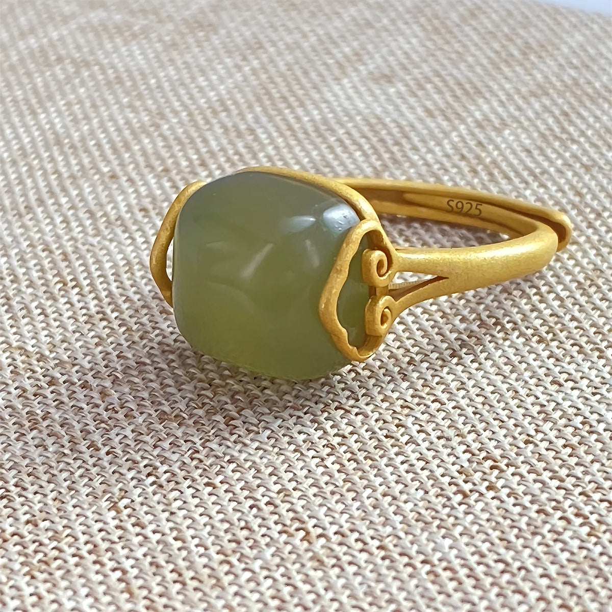 Anillo de jade pulido con vástago cuadrado