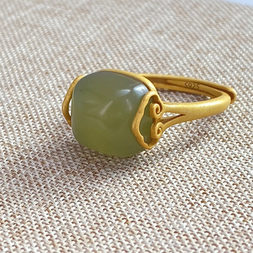Anillo de jade pulido con vástago cuadrado