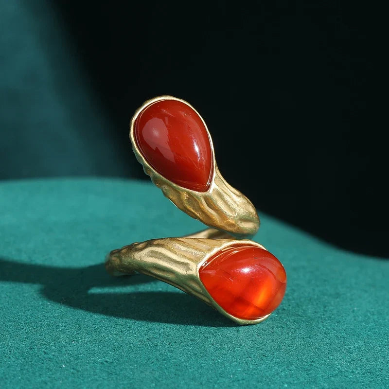 Anillo dorado con nudo de gota esculpido – imagen 4