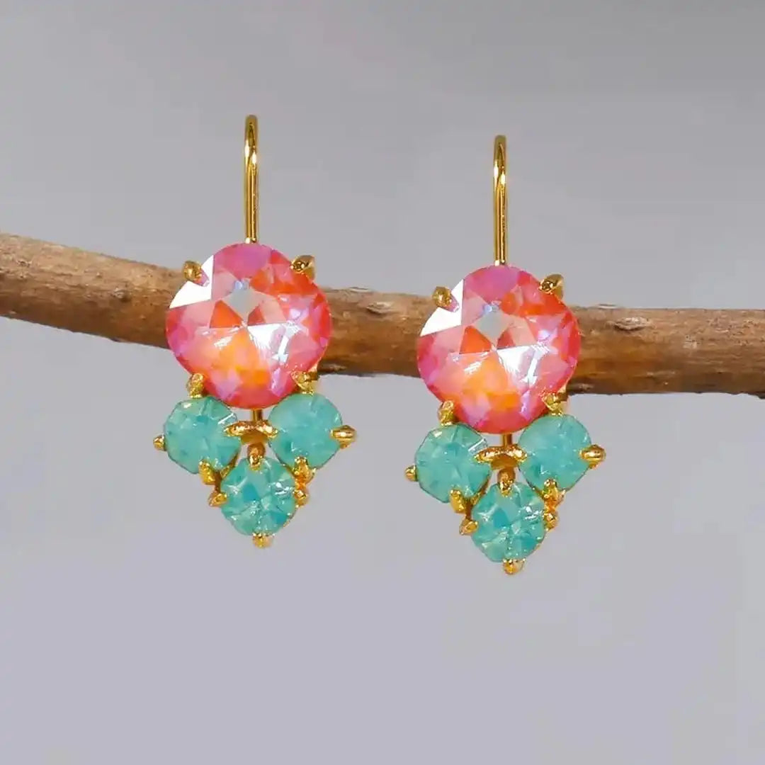 Pendientes dorados atemporales con circonitas arcoíris – imagen 2