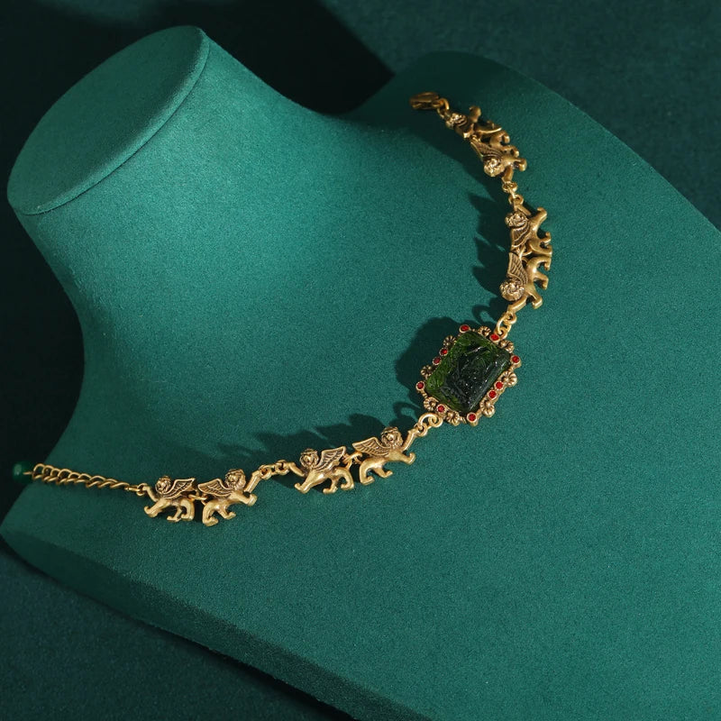 Pulsera de perlas cuadradas con dije de león barroco – imagen 3