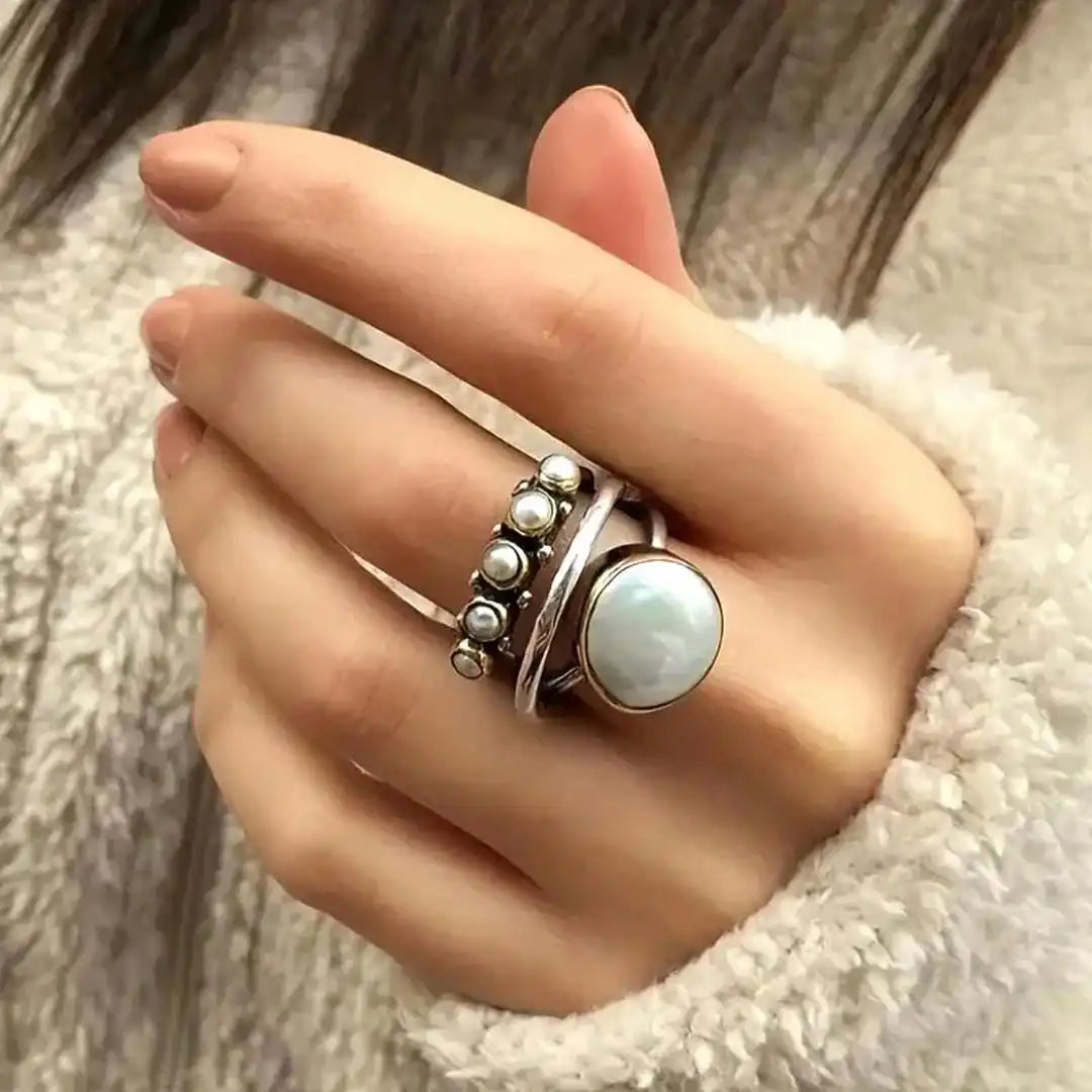 Anillo clásico de plata con perla en órbita