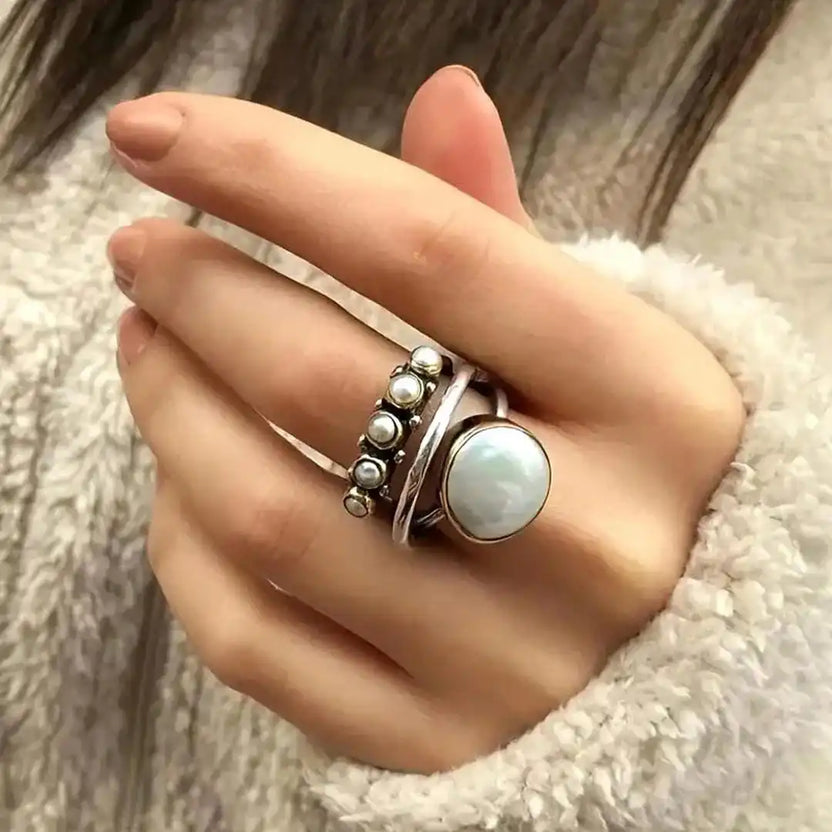 Anillo clásico de plata con perla en órbita