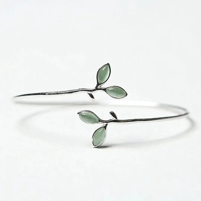 Brazalete de plata con ópalo y hoja atemporal