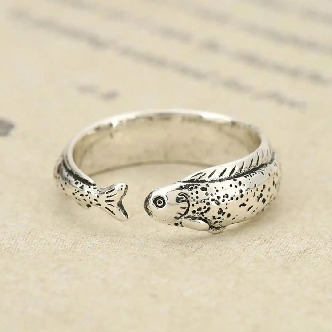 Anillo envolvente ajustable clásico de plata con pez