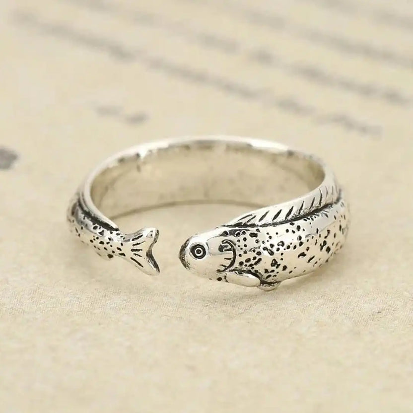 Anillo envolvente ajustable clásico de plata con pez