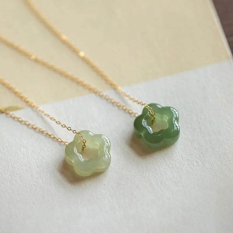 Collar de cadena de clavícula con flor de ciruelo – imagen 3