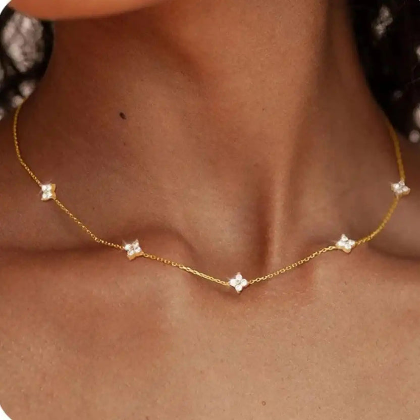 Espectacular collar de flor con circonitas incrustadas