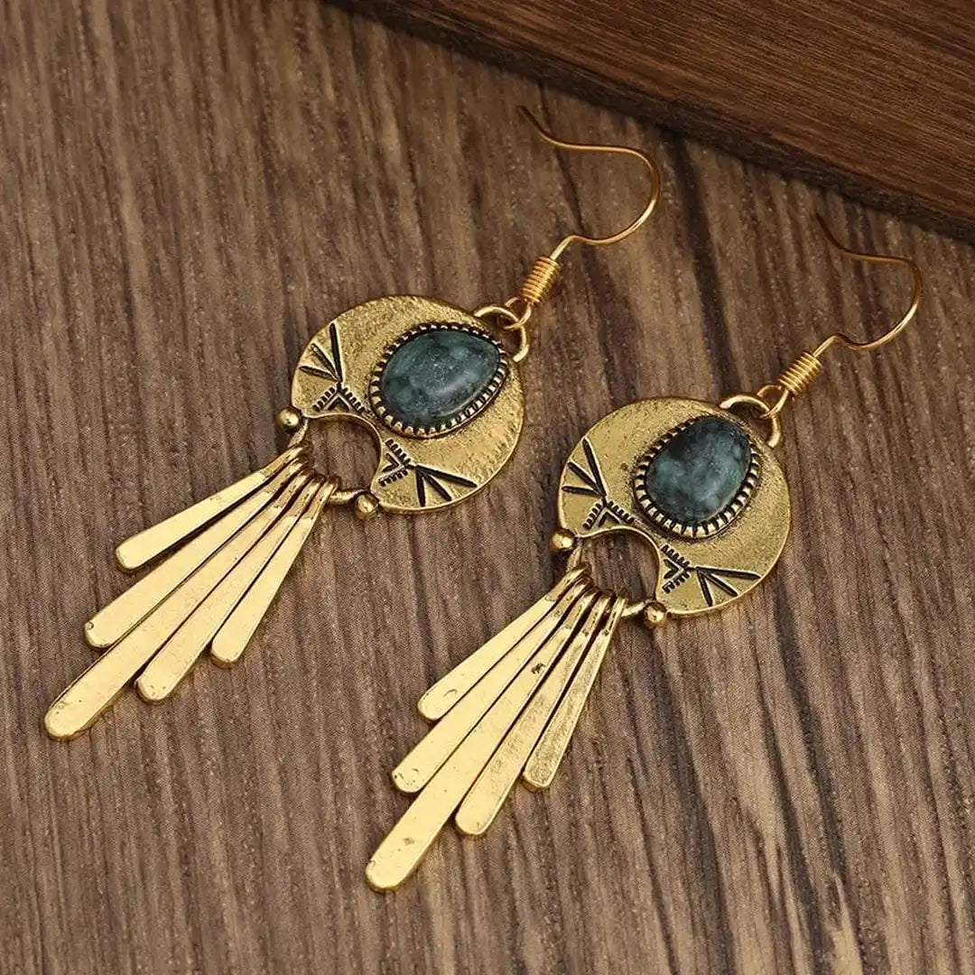 Pendientes boho dorados con disco y flecos – imagen 3