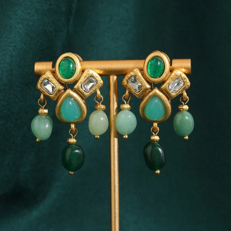 Pendientes dorados Élite con gotas verdes y flecos — Carmen, Lucía & Rocío