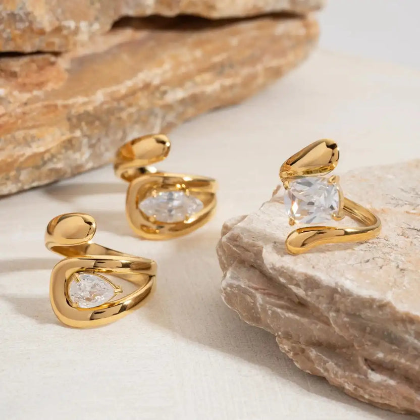 Anillo atemporal de circonita en forma de gota de agua dorado