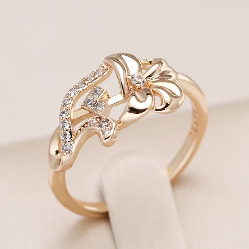 Anillo refinado de circonita con curva de pétalo