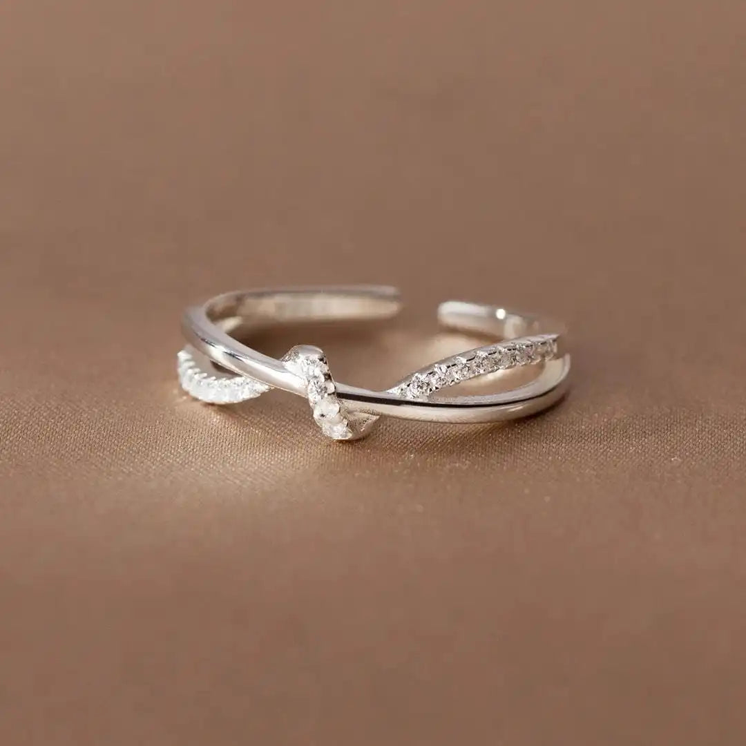 Anillo clásico con cruz y nudo – imagen 2