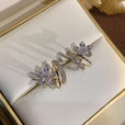 Pendientes florales dorados con circonita