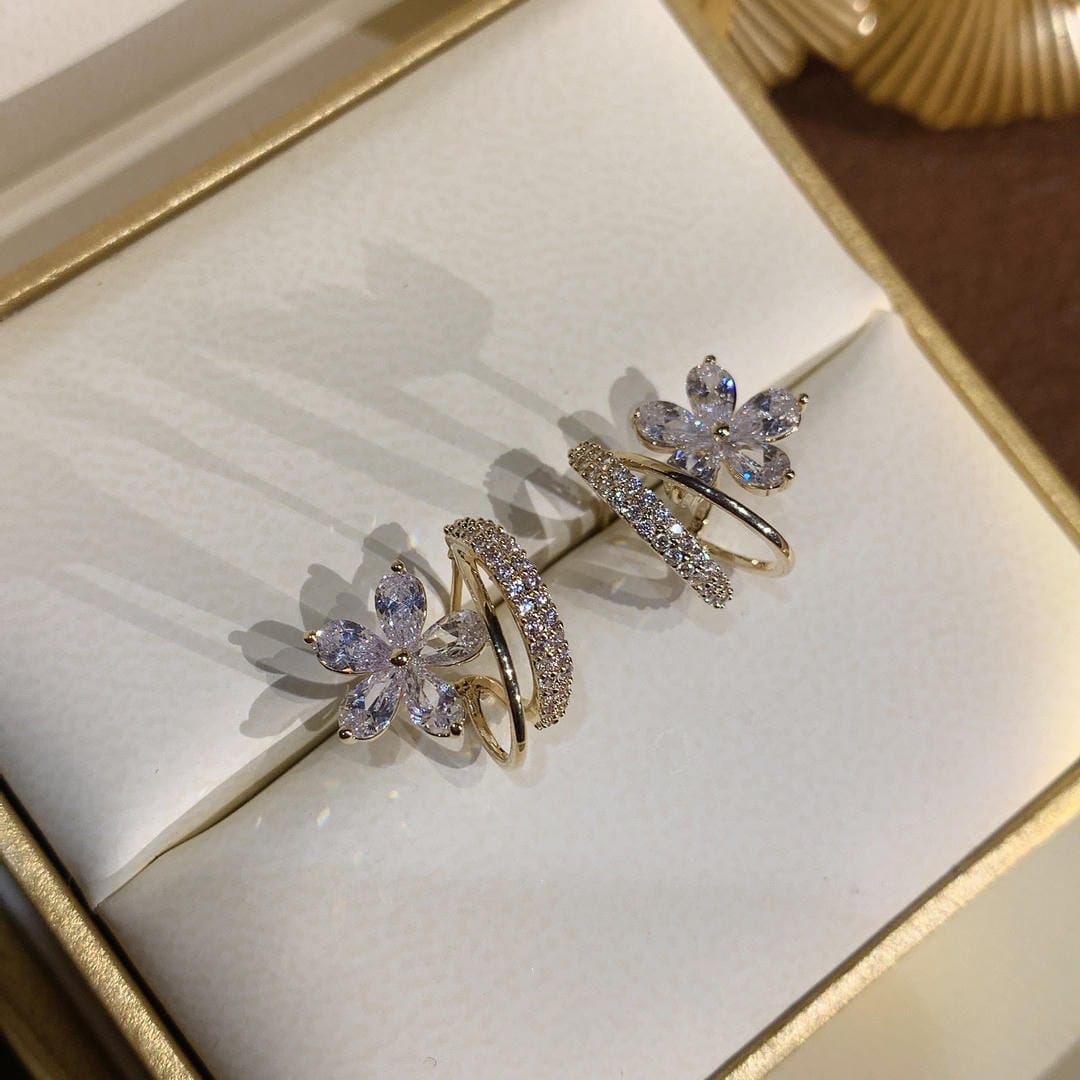 Pendientes florales dorados con circonita
