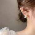 Pendientes florales dorados con circonita – imagen 4