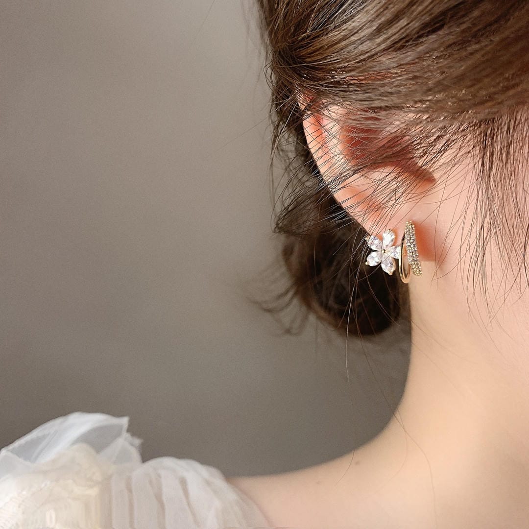 Pendientes florales dorados con circonita – imagen 4