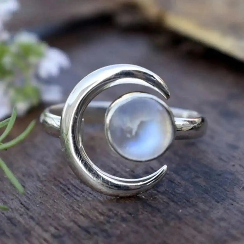 Anillo de plata con piedra de luna y media luna