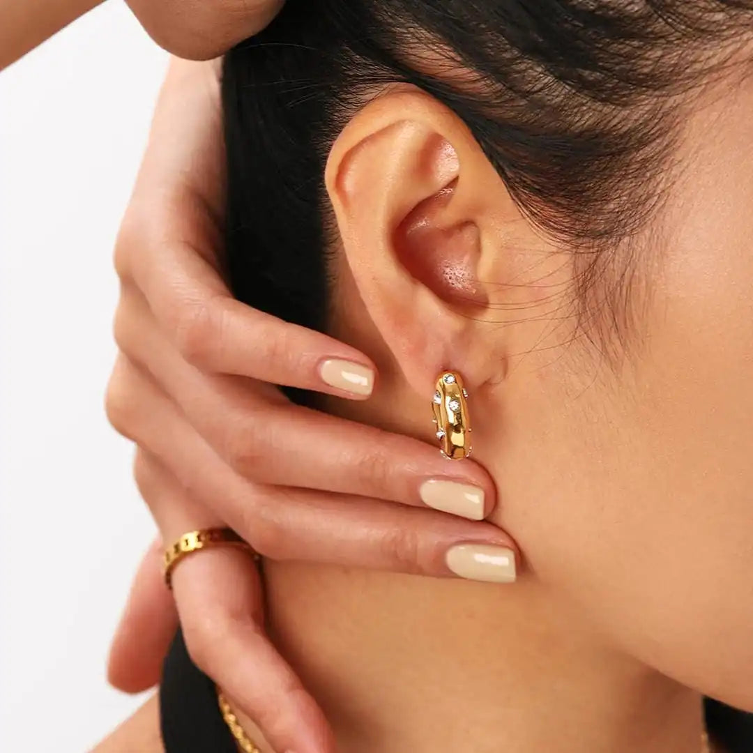 Pendientes de aro circular dorados con circonitas brillantes – imagen 3