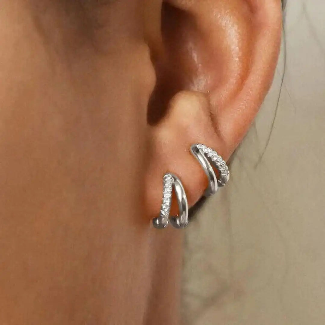 Pendientes de aro atemporales de oro con circonitas – imagen 2