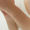 Pulsera inicial con aire de herencia
