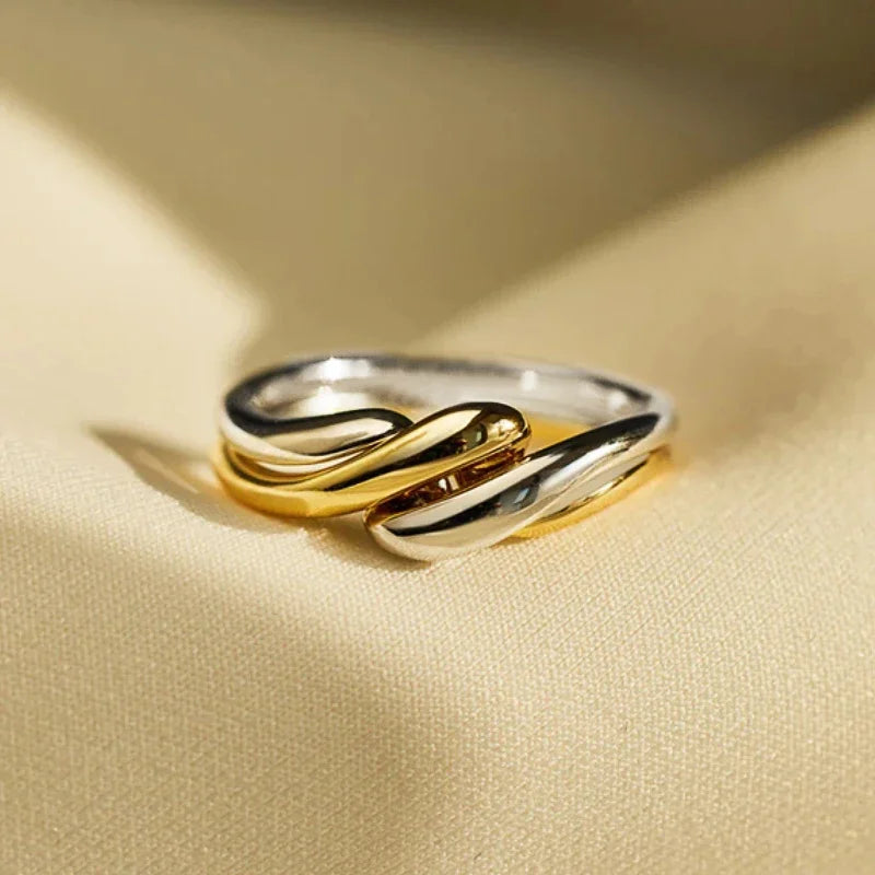 Anillo novedoso bicolor retorcido