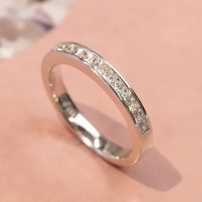 Anillo minimalista de circonita en plata