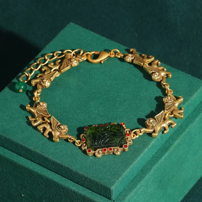 Pulsera de perlas cuadradas con dije de león barroco – imagen 2