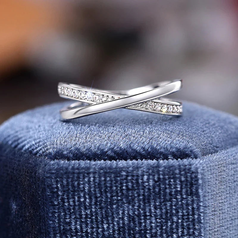 Anillo elegante de plata con cruz y circonita