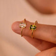 Anillo dorado delicado ajustable con gema de colores – imagen 3