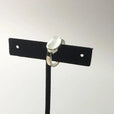 Anillo llamativo ajustable plateado con cabujón blanco – imagen 3