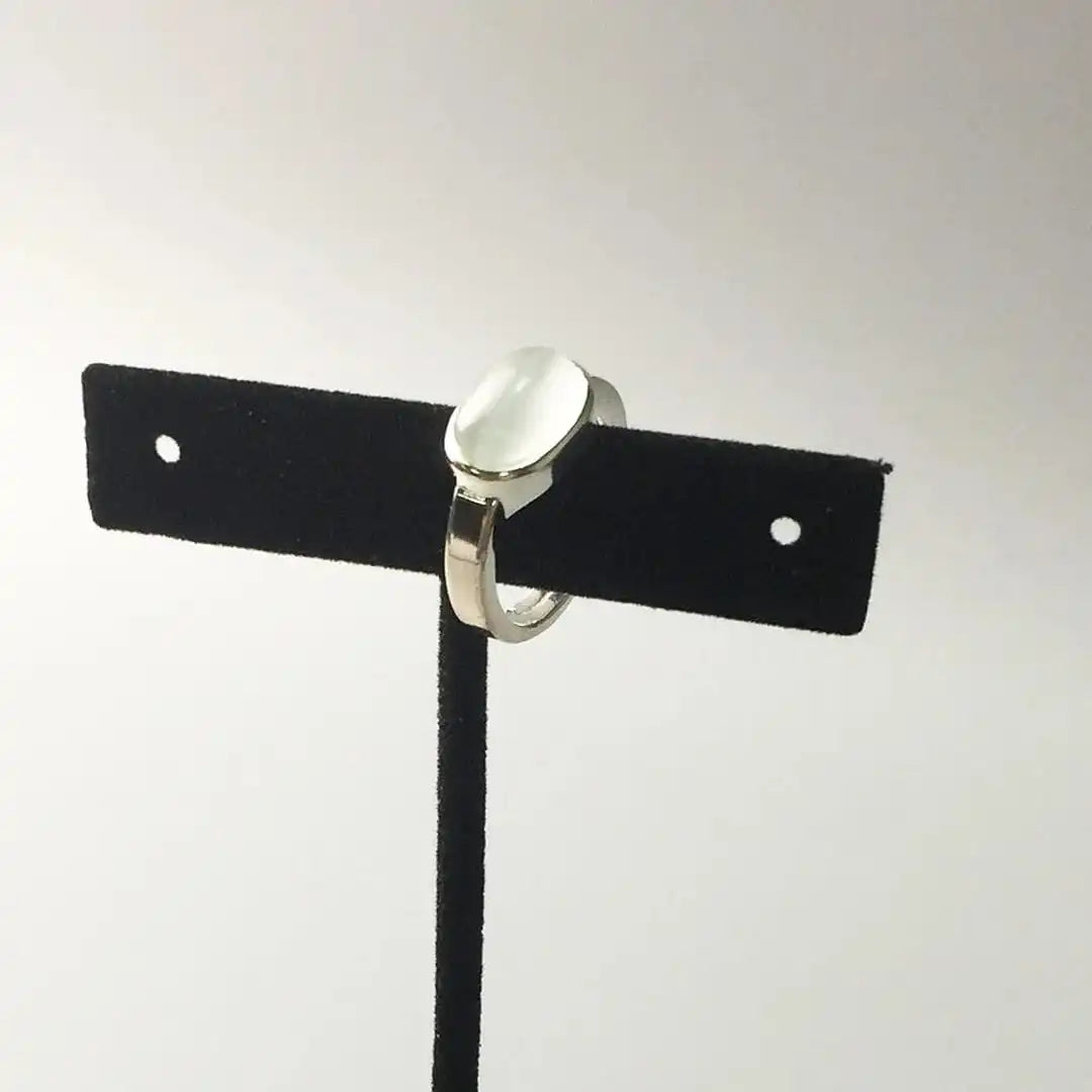 Anillo llamativo ajustable plateado con cabujón blanco – imagen 3