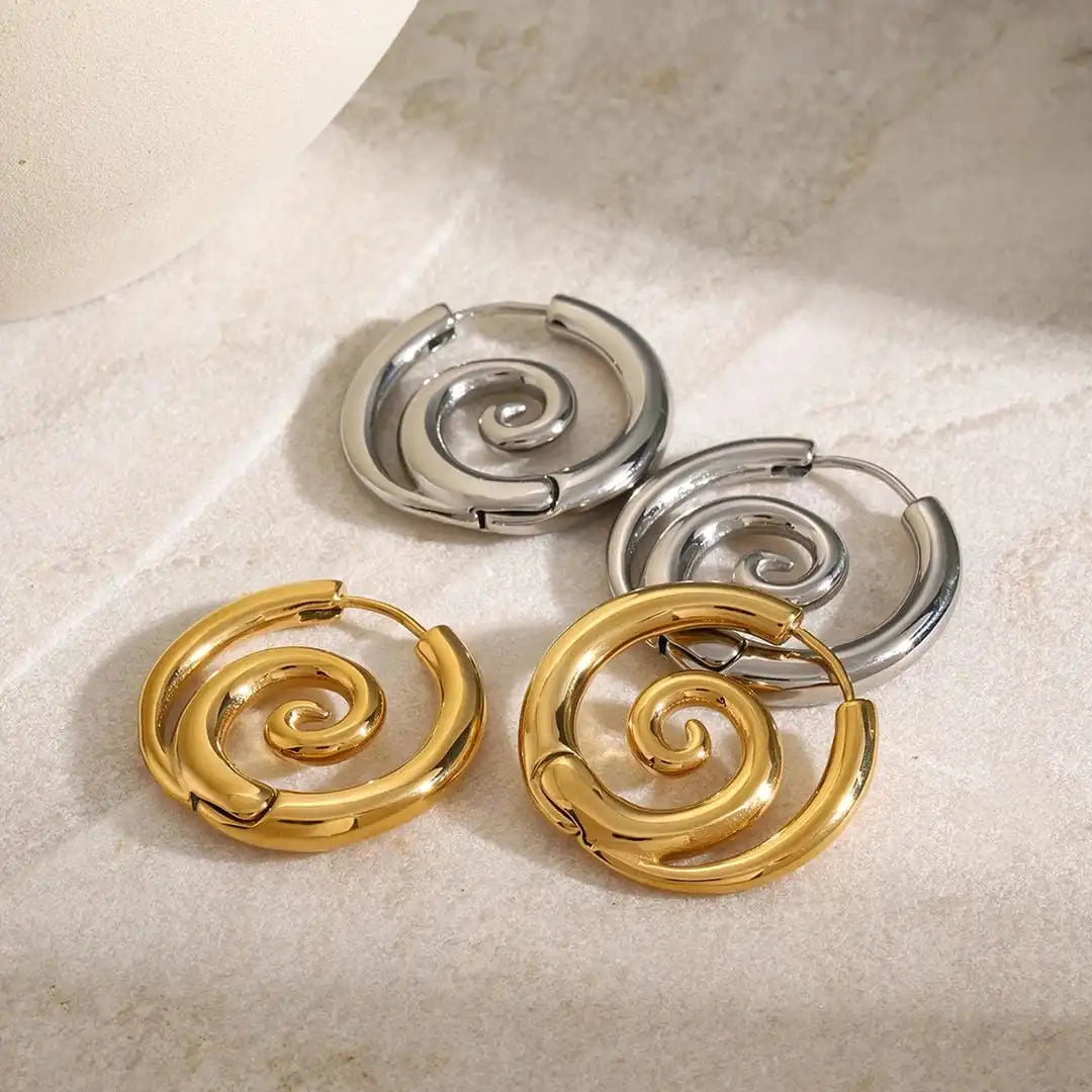 Pendientes espiral dorados atemporales