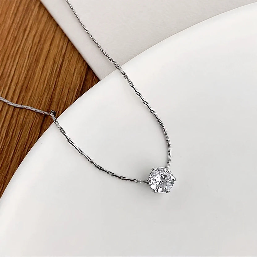 Collar delicado con colgante solitario