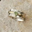 Anillo martillado de plata y oro con peridoto