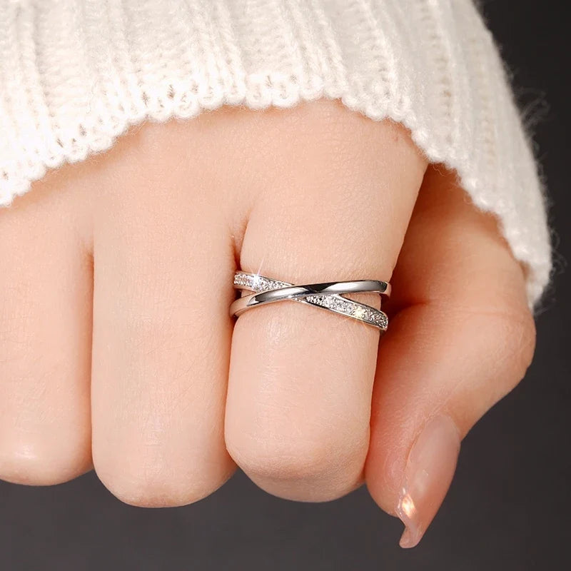 Anillo elegante de plata con cruz y circonita – imagen 2
