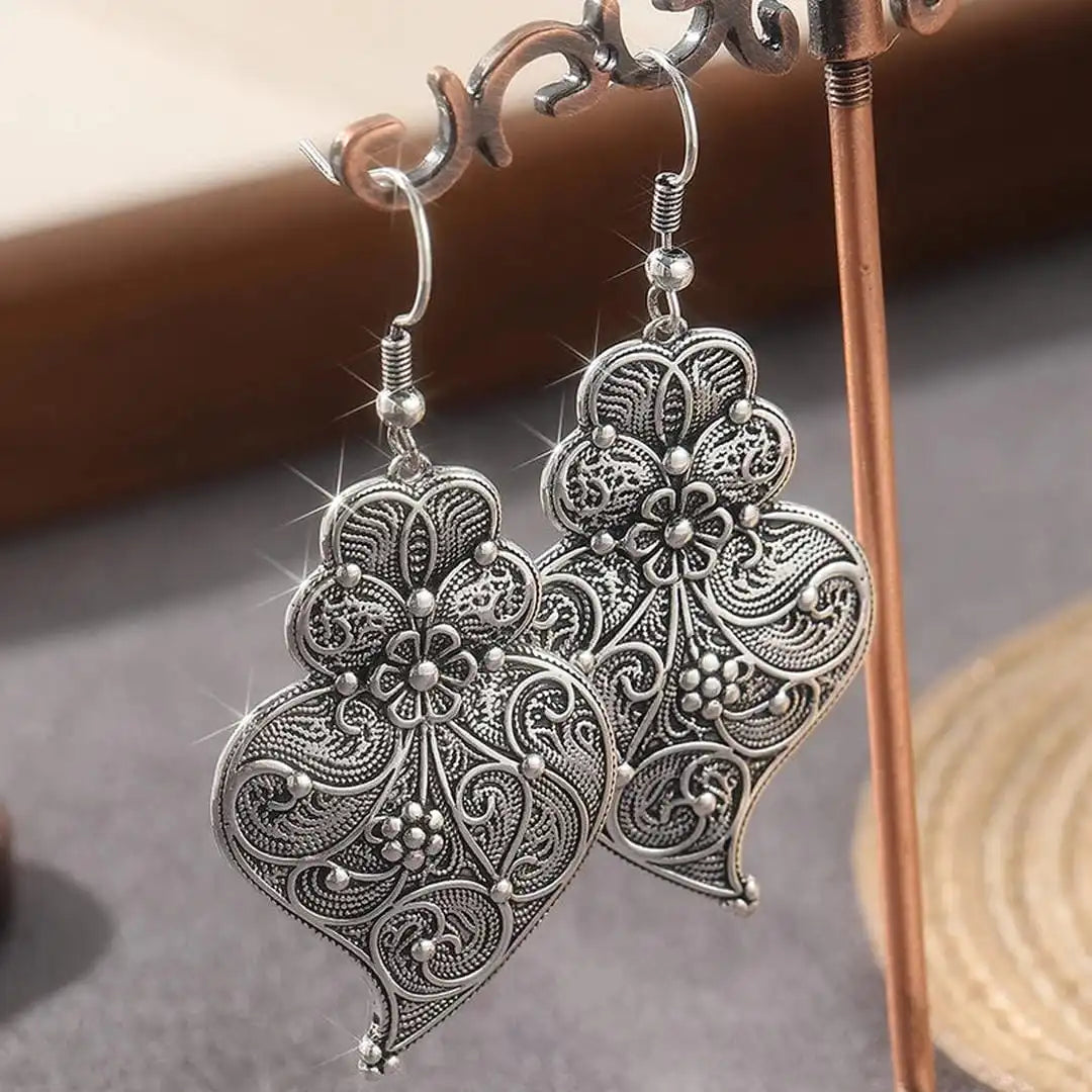 Pendientes encantadores de hoja plateada