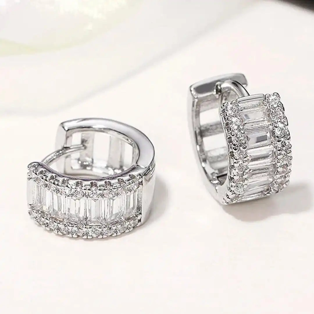 Pendientes mini aro con circonitas talla baguette – imagen 3