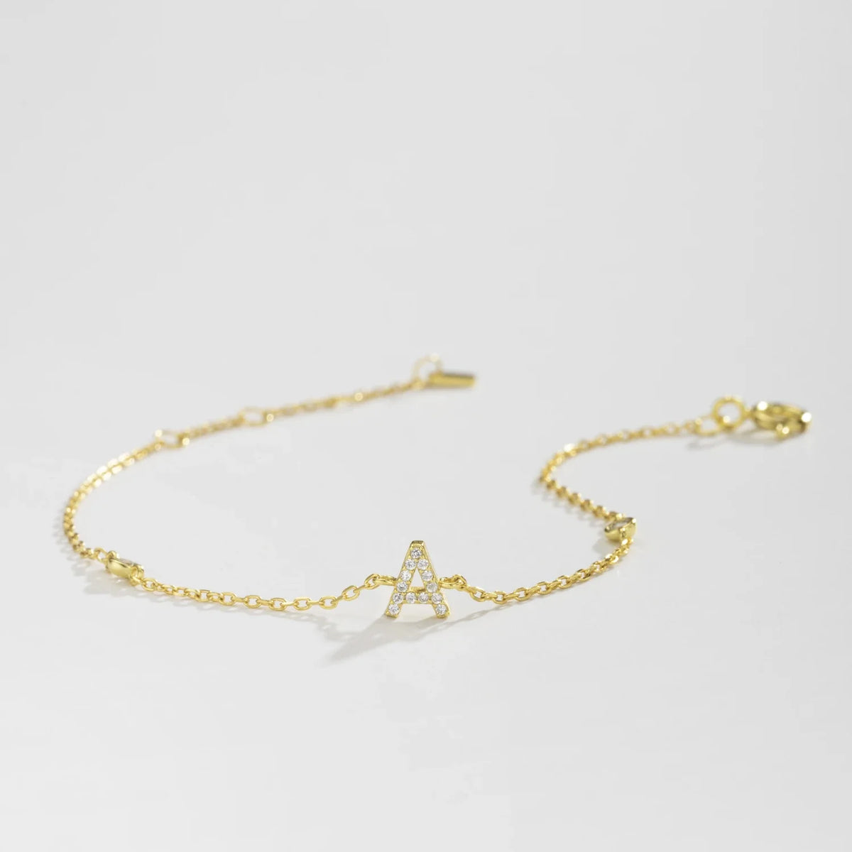 Pulsera inicial con aire de herencia – imagen 3