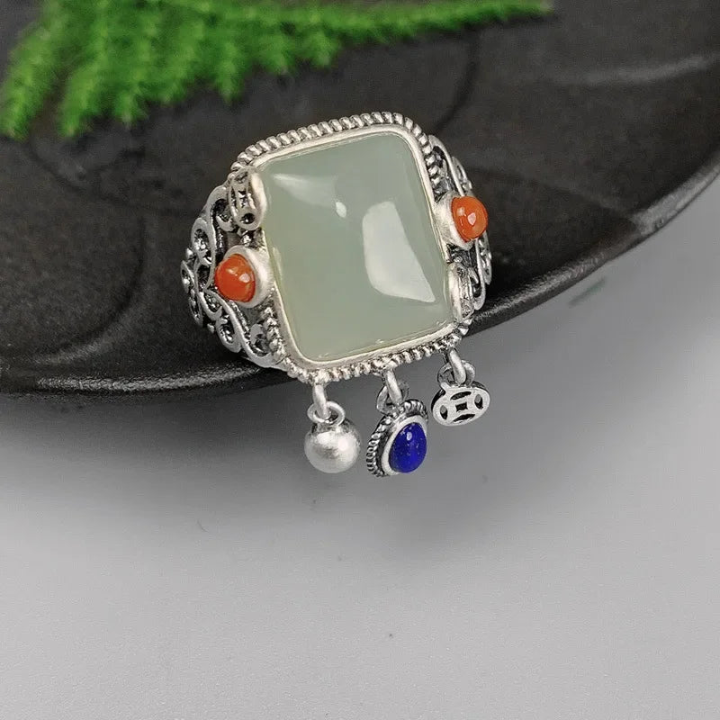 Anillo vintage de jade Hotan con borlas – imagen 2