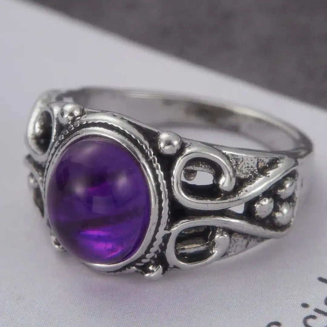 Anillo clásico de plata con óvalo morado y voluta – imagen 3