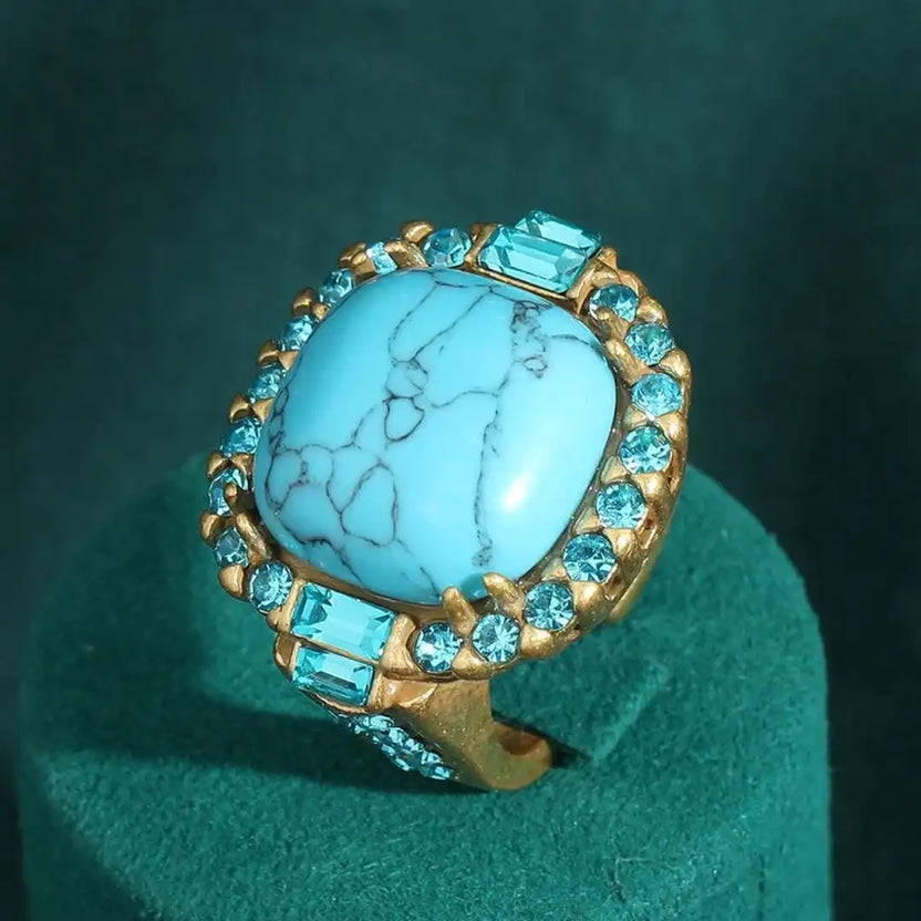 Anillo dorado con turquesa y circonita